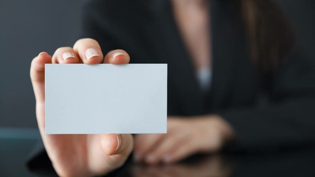 כיצד כרטיסי ביקור יכולים לעזור לכם לקדם את העסק